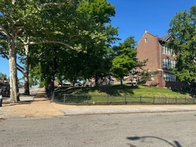 Building Photo - Charming 1BR Apartment in Saint Louis