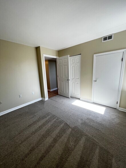 Main Bedroom - 220 Linden St