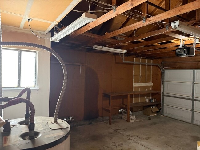 Building Photo - Gorgeous 2 bedroom 2 bath duplex in the trees