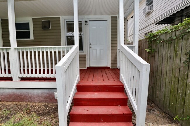 Building Photo - Updated & Ready 09-19-25! Pet Friendly - F...
