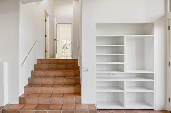 Building Photo - Charming 4BR Home Available in Private Portola Valley Cul de Sac