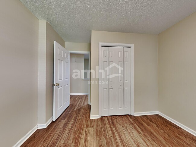 Building Photo - 130 Parkview Rd