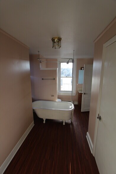 En Suite Bath - 1802 Penn St