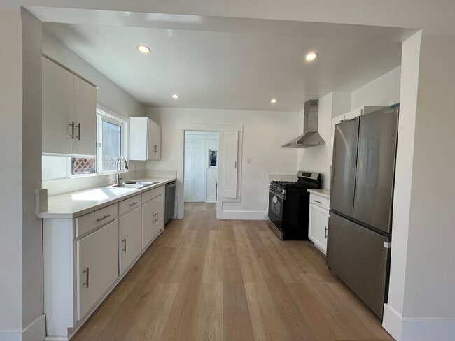 Building Photo - 2+1 w/all appliances + garage in central L...