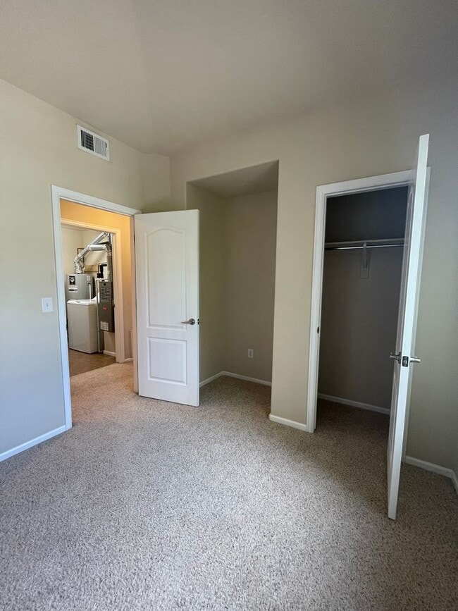 Building Photo - 2 bed/1 bath Townhome with Garage, Pool, Clubhouse