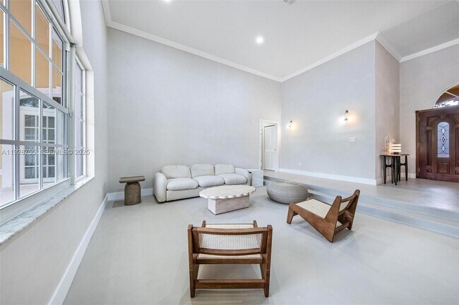 Building Photo - 1033 Almeria Ave