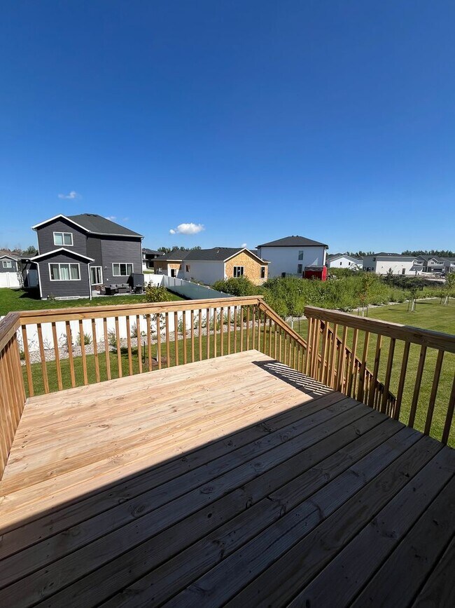 Building Photo - 3 Bed 3 Bath Townhome