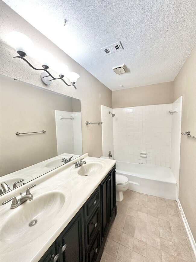 Building Photo - 10353 Briar Forest Dr