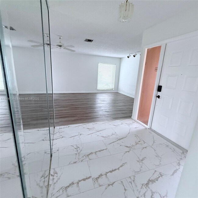 Building Photo - 6183 Live Oak Ct
