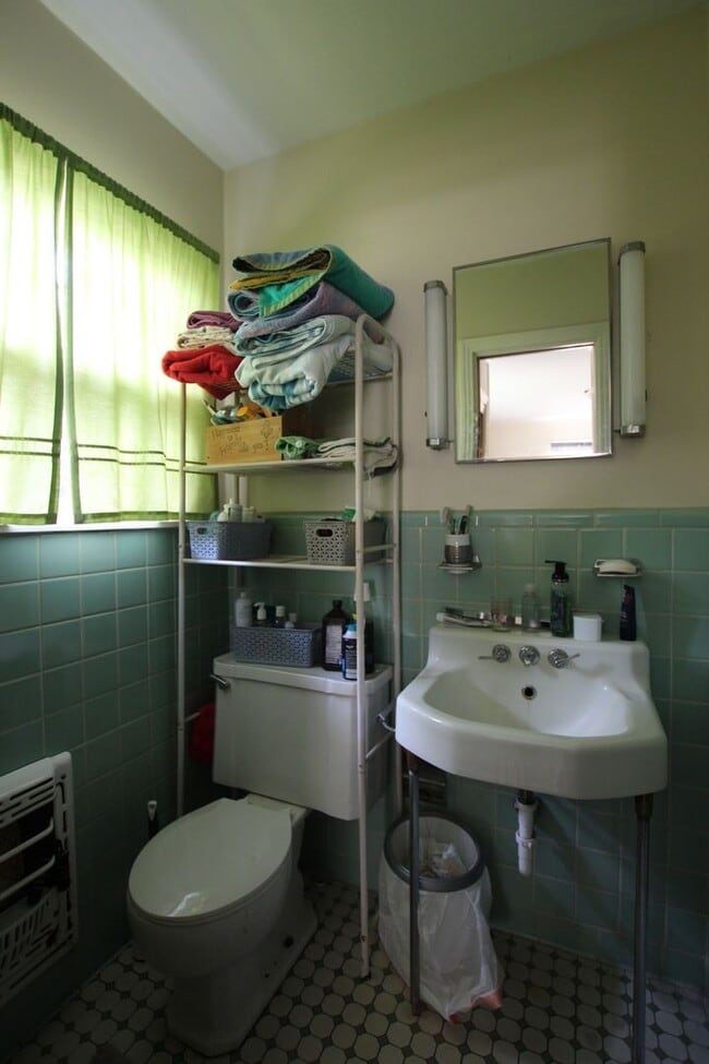 Building Photo - Spacious 4 Bedroom 2 Bath Home!