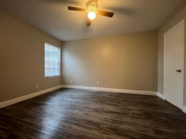 Building Photo - 2/1 Condo in Gated Lakefront Altamonte Com...