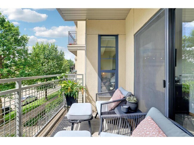 Building Photo - 2565 Franklin Ave