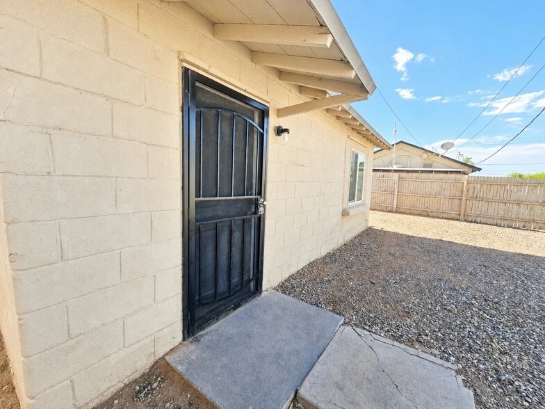 Entry - 421 W 9th St