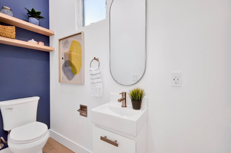 Building Photo - 2354 E Poppy St