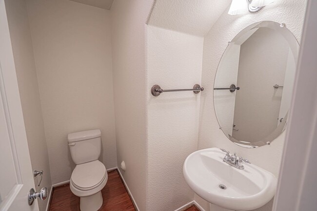 Building Photo - 3-Bedroom Home with Fresh Paint in Creekside of Valencia!