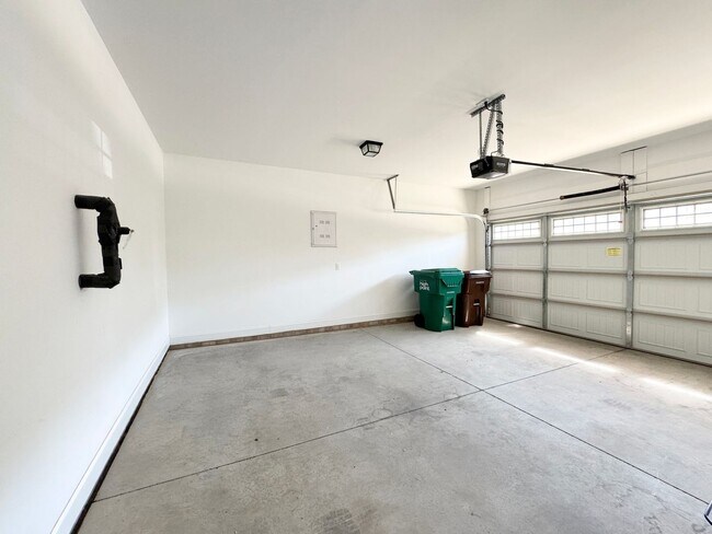 Building Photo - Updated 3 Bedroom High Point Condo with Large Bonus Room!