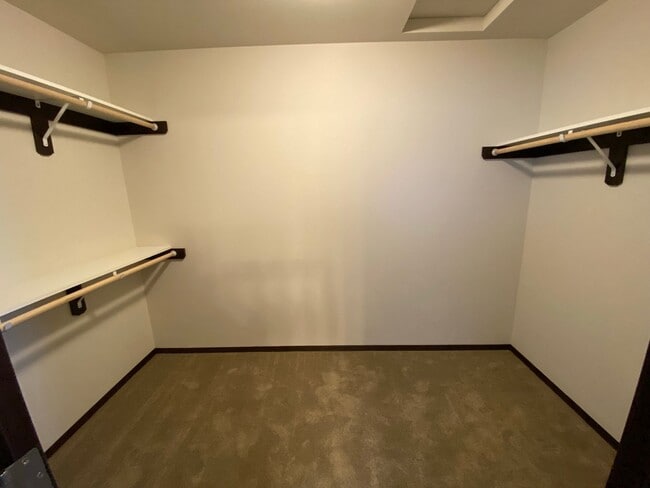 Building Photo - Newer, Spacious 5 Bedroom 3 Bed House!
