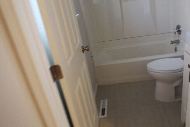 Building Photo - 5265 Golden Ct