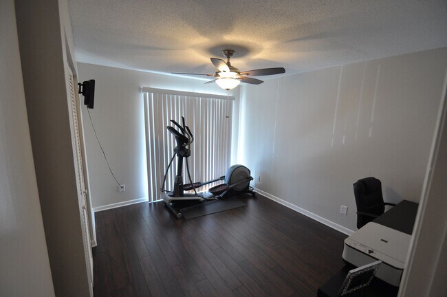 Building Photo - Charming 2-Bedroom Condo in Scenic Winter ...