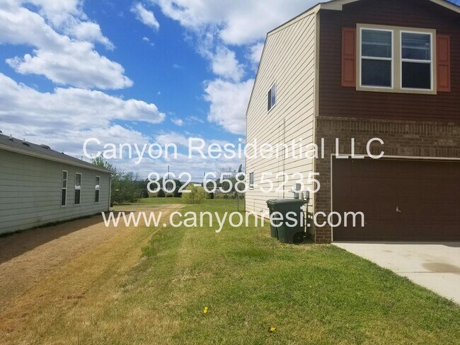 Building Photo - 103 Dormont Dr NE