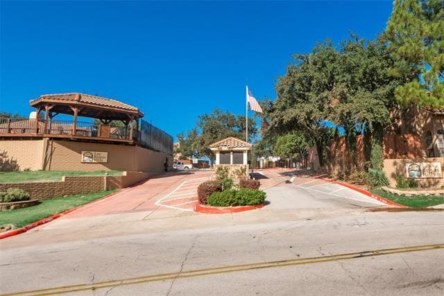 Building Photo - 2642 Encina Dr