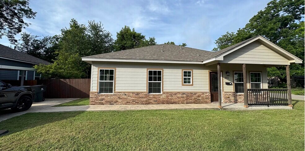 Primary Photo - 315 W Elm Ave