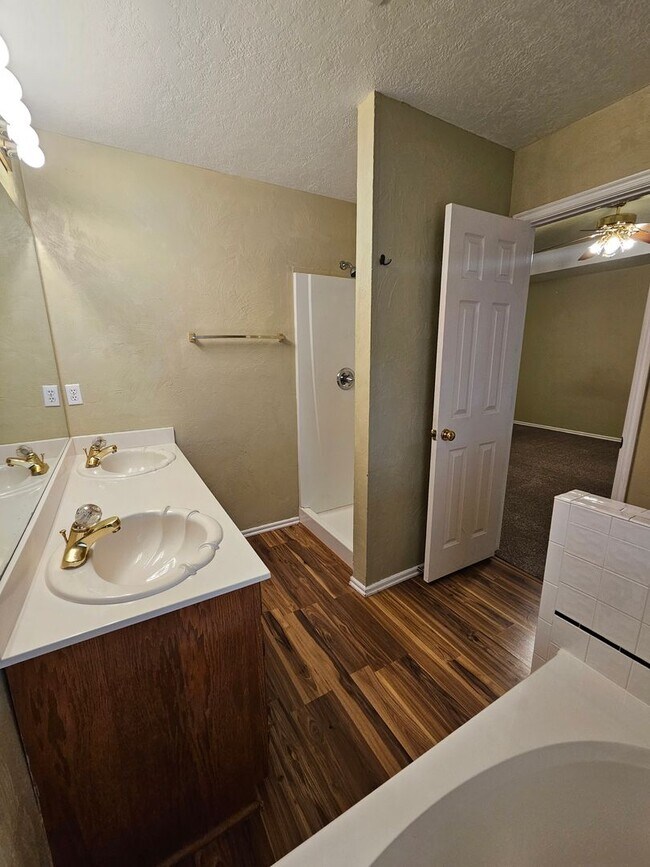 Building Photo - (3) Bed/(2) Bath in West Norman! Avail NOW!