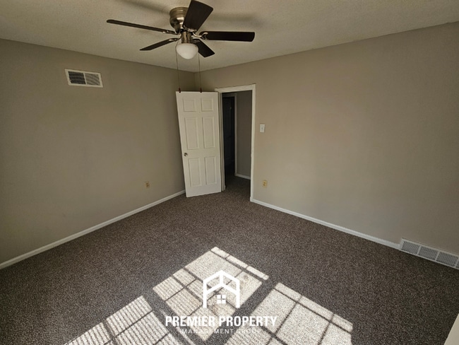 Building Photo - 4BR Memphis Home w/ Brick Fireplace, Formal Dining & Fenced Yard