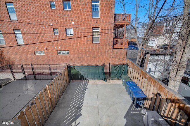 Building Photo - 504 L St NE
