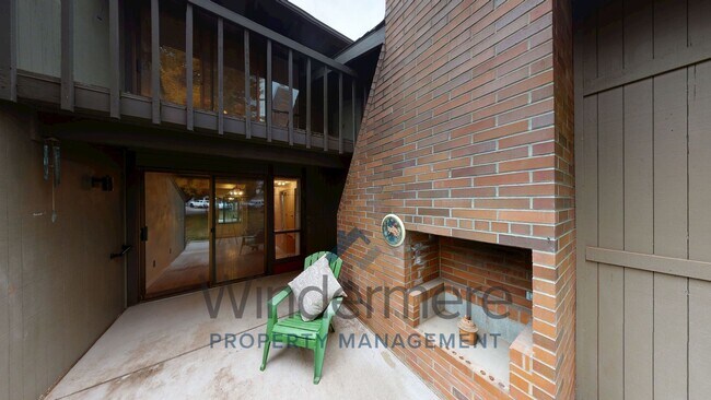 Building Photo - 601 Village Way