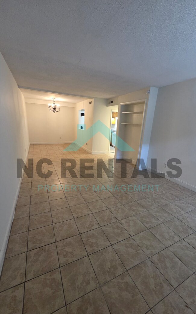 Building Photo - 7000 Longstreet Dr