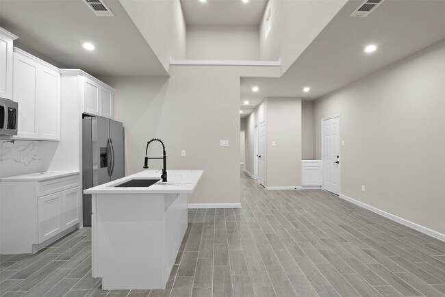 Building Photo - 11763 White Cedar St