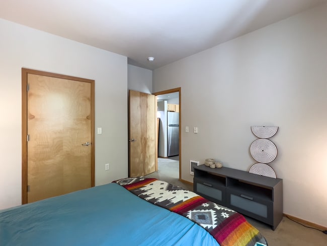 Building Photo - NW 1 Bed 1 Bath + a Den in the Pearl District! Includes W/D, Garage Parking and Storage!