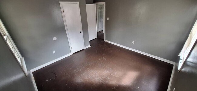 Building Photo - 540 Clubview Dr