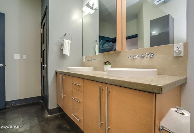 Building Photo - 4020 N Scottsdale Rd