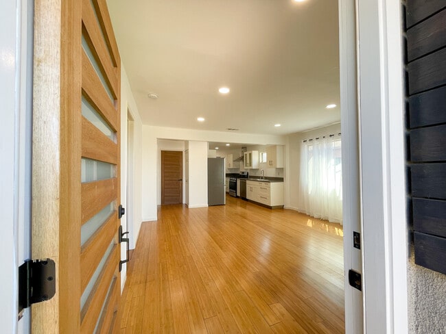 Building Photo - 958 Camulos St