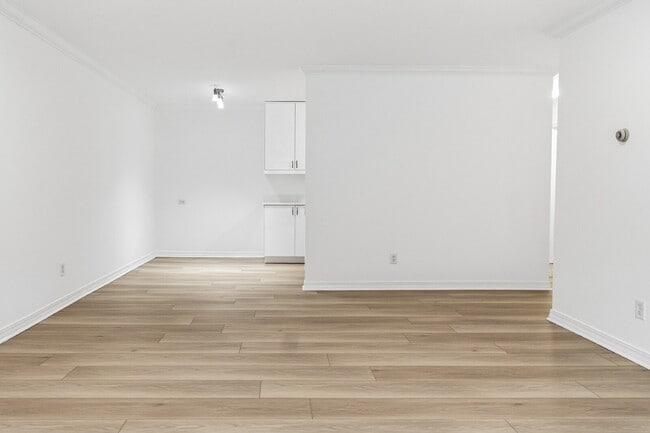 Building Photo - 821 Douglas Ave