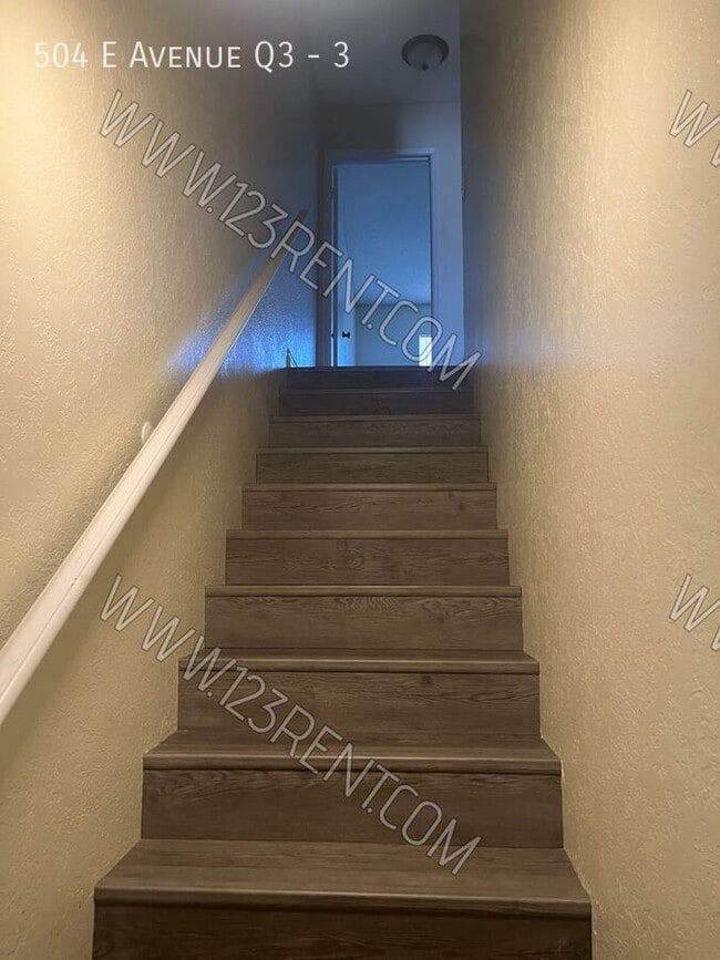 Building Photo - 504 E Ave Q3