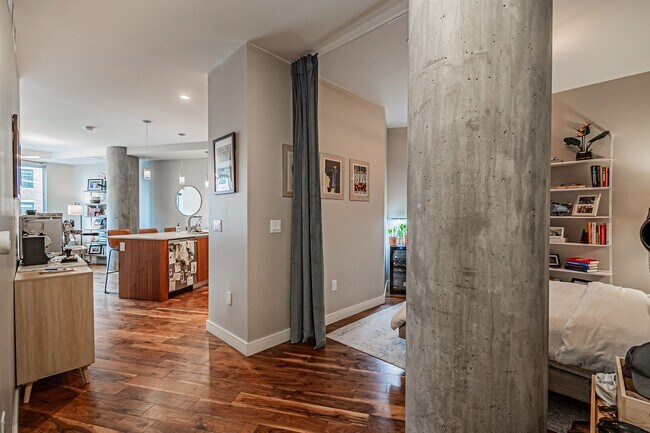 Building Photo - LUX 1BD, 1.5BA Lakehouse Condo with Bonus Den