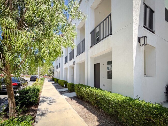 Building Photo - 1445 Suwerte Ave
