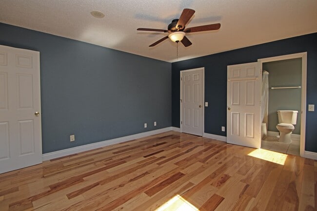 Building Photo - 1041 Oak View Ct