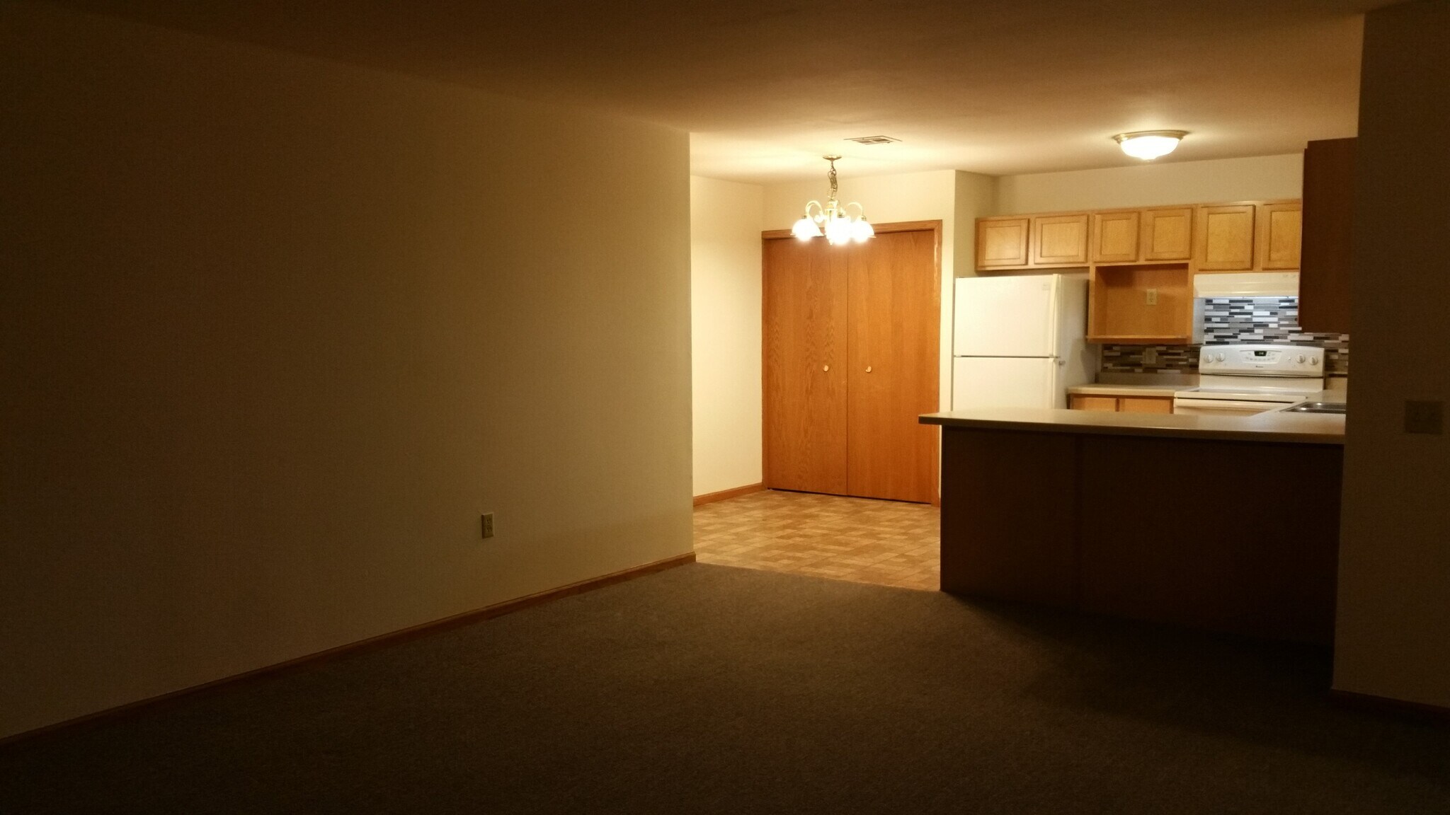 Building Photo - 320 E Tyranena Park Rd