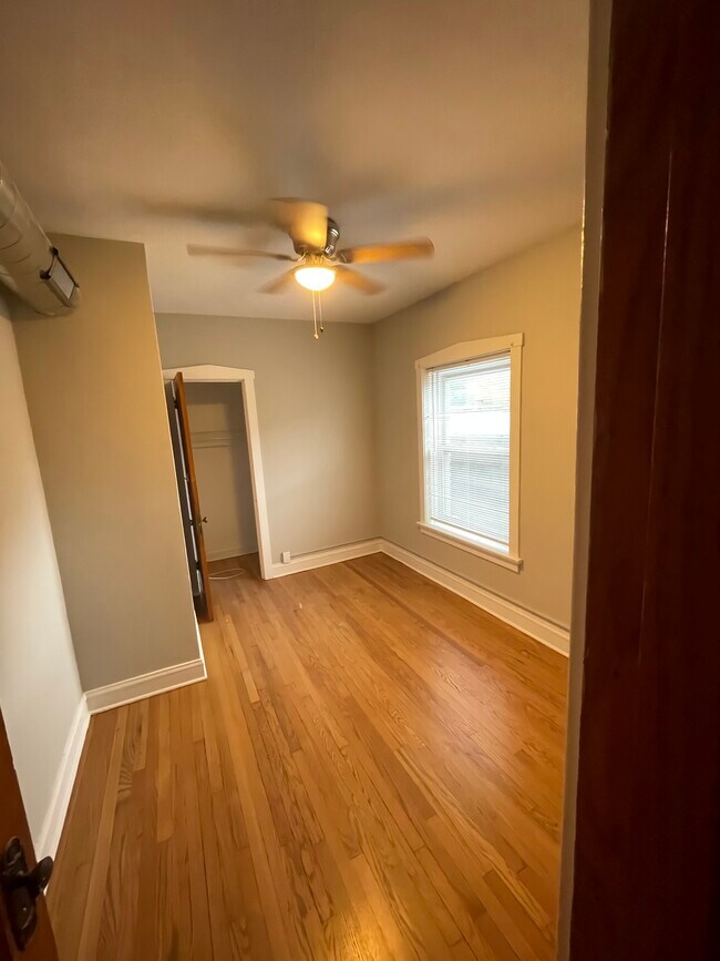 Building Photo - 4815 W Cornelia Ave