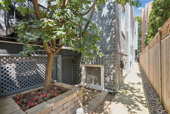 Building Photo - 1441 W Wolfram St