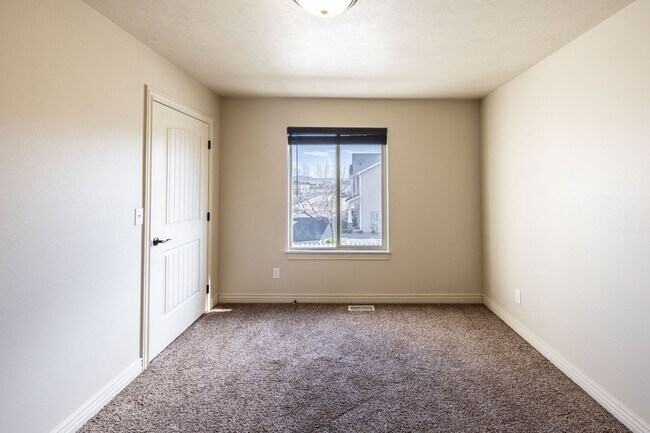 Building Photo - 2 BED 1 BATH TOWNHOME WITH COVERED PARKING IN AMMON - CITY UTILITIES INCLUDED