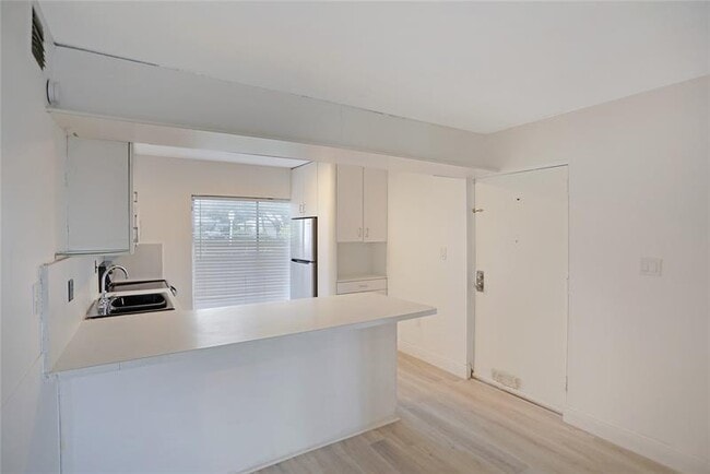 Building Photo - 8841 NE 4th Avenue Rd