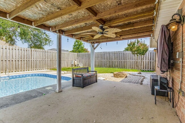 Building Photo - Welcome to your dream home! This stunning 4-bedroom, 3-bathroom residence is perfectly situated n...