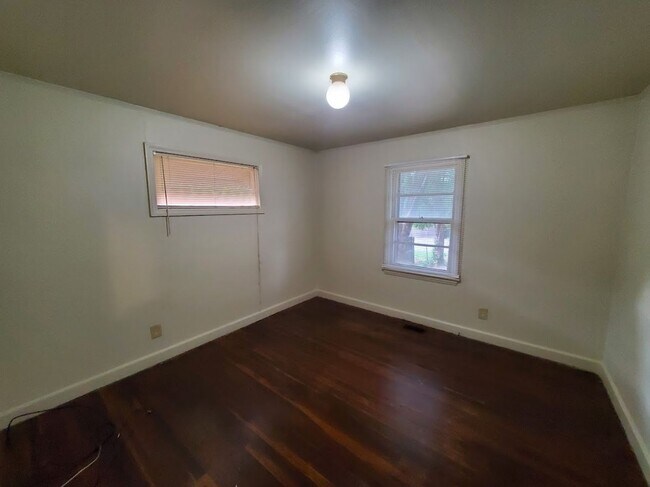 Building Photo - 2 Bedroom House
