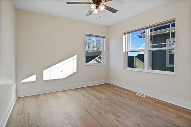 Building Photo - 3 Bed / 2.5 Bath Townhome w/Deck, Walkout Finished Basement, 9' Ceilings, Quartz Tops, Stainless ...