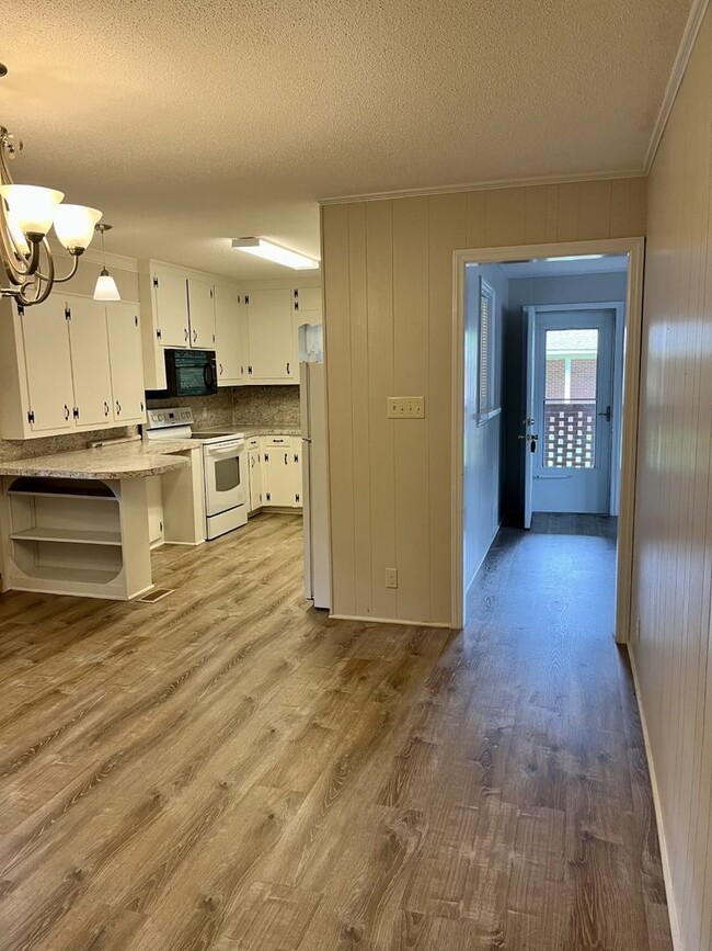 Building Photo - 3 Bedroom 1,5 Bathroom Chester SC  No Wate...